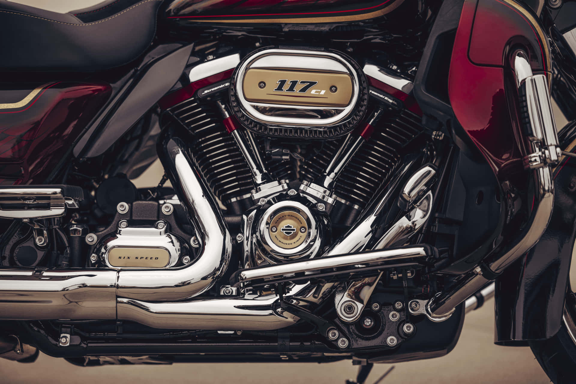 Maßgefertigte,flammenförmige Harley Davidson, Parkt Auf Der Straße.