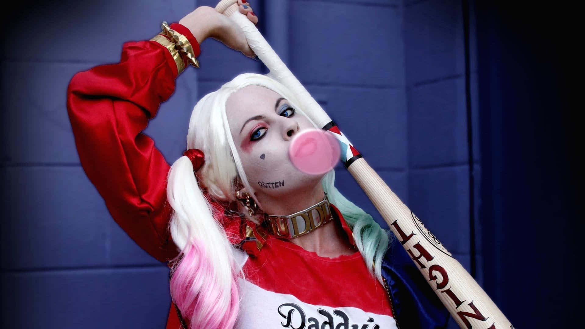 Sfondodi Harley Quinn Che Mastica Chewing Gum