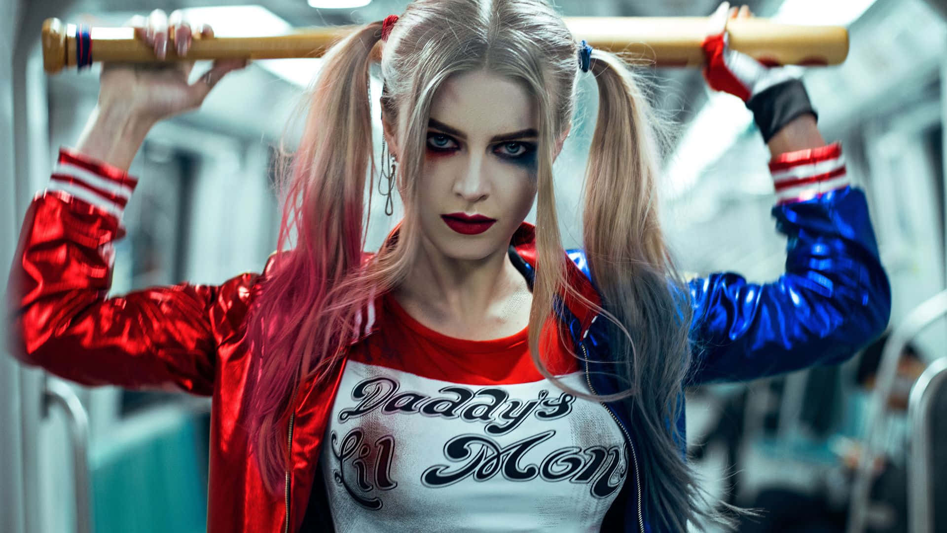 Download Harley Quinn swining her signature baseball bat in style ...