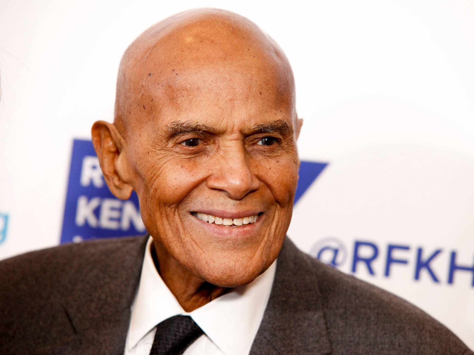 Harry Belafonte smilende underholder Wallpaper