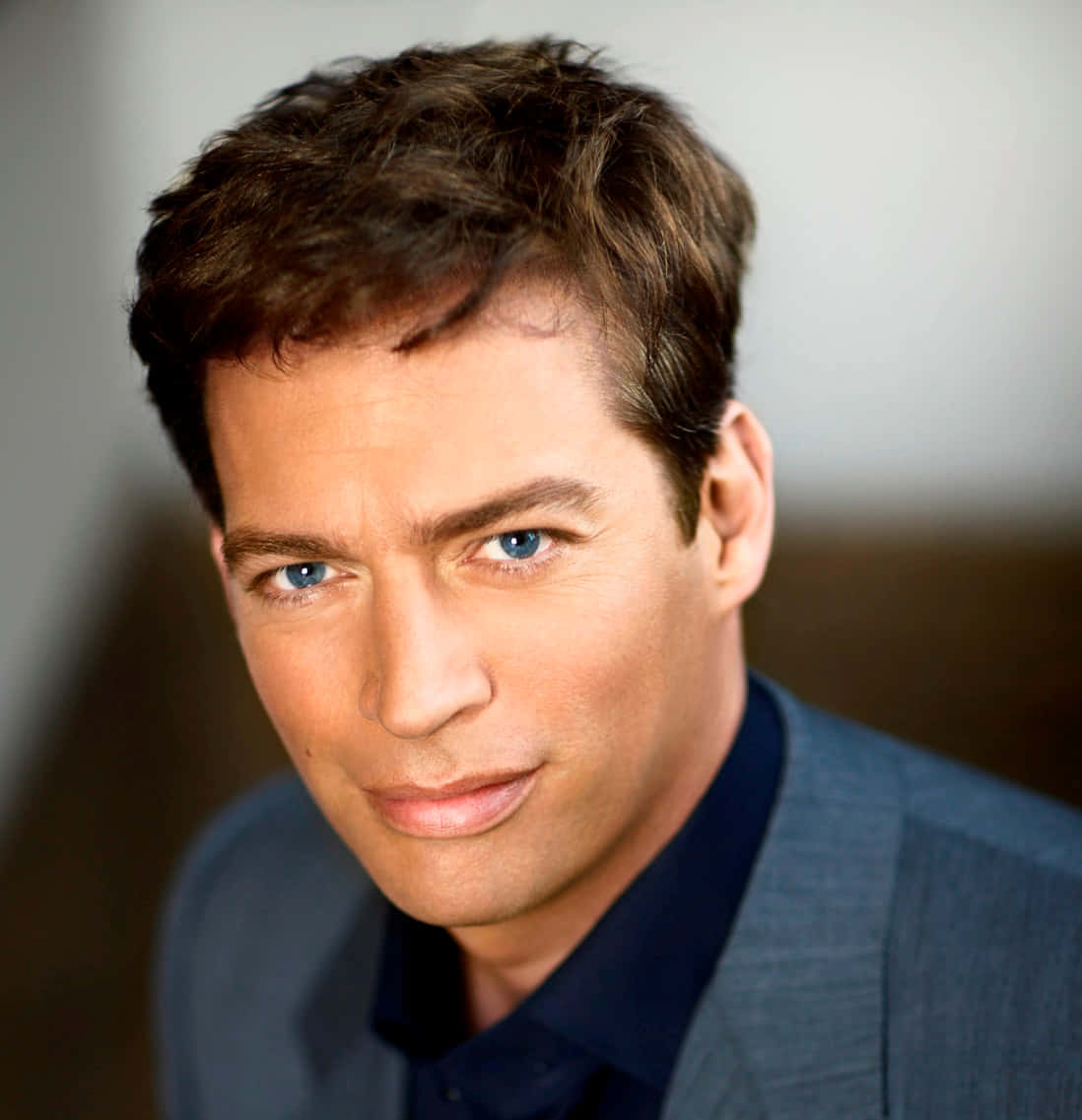 Harry Connick Jr. performing on stage Wallpaper