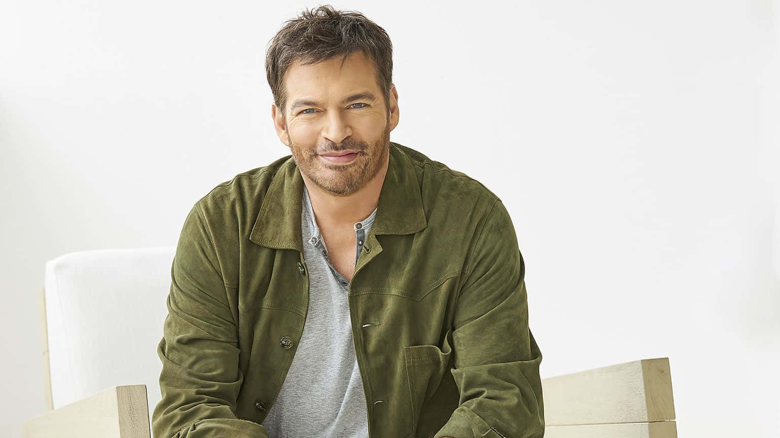 Harry Connick Jr. performing on stage Wallpaper