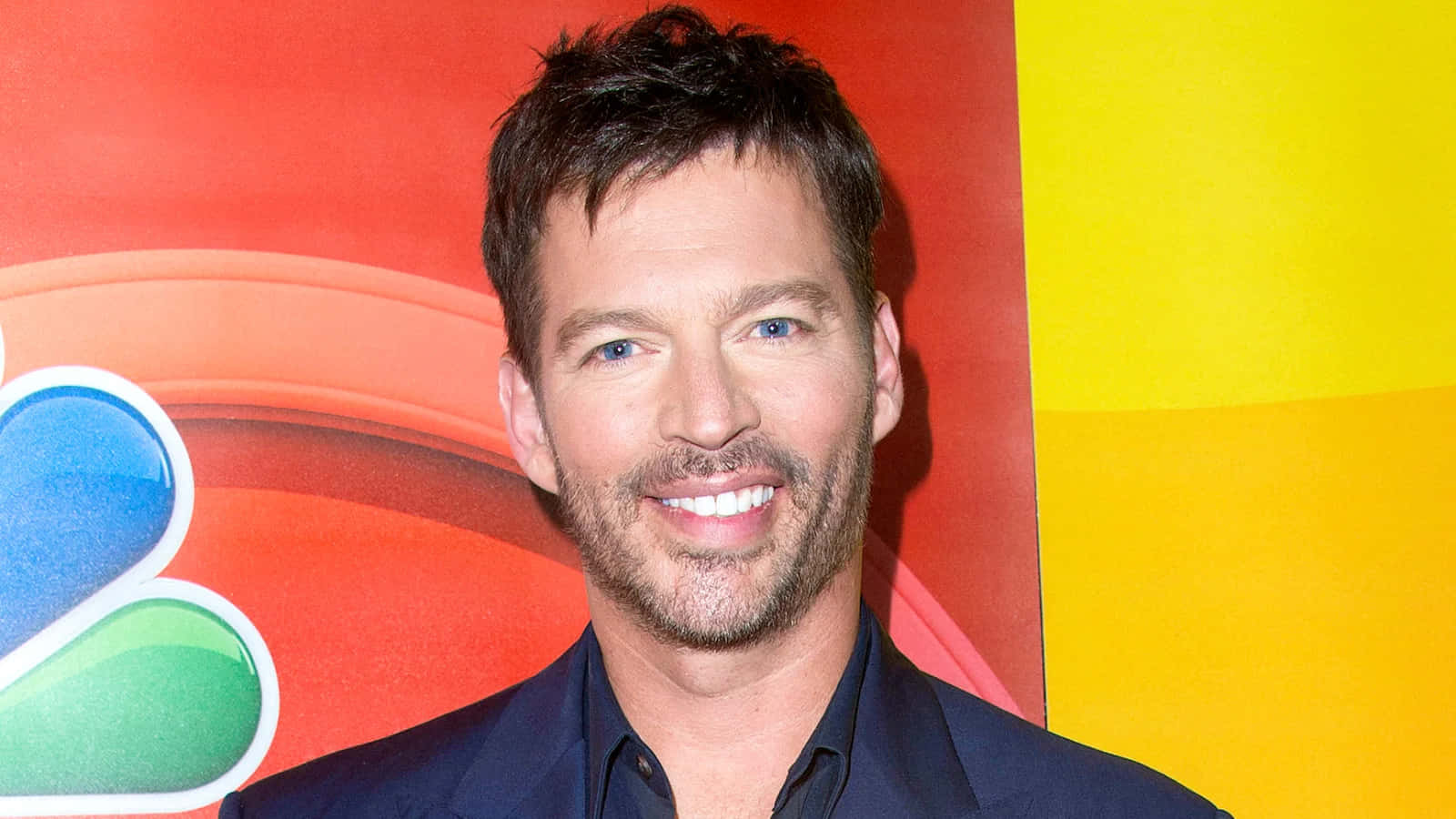 Harry Connick Jr smiling on stage Wallpaper