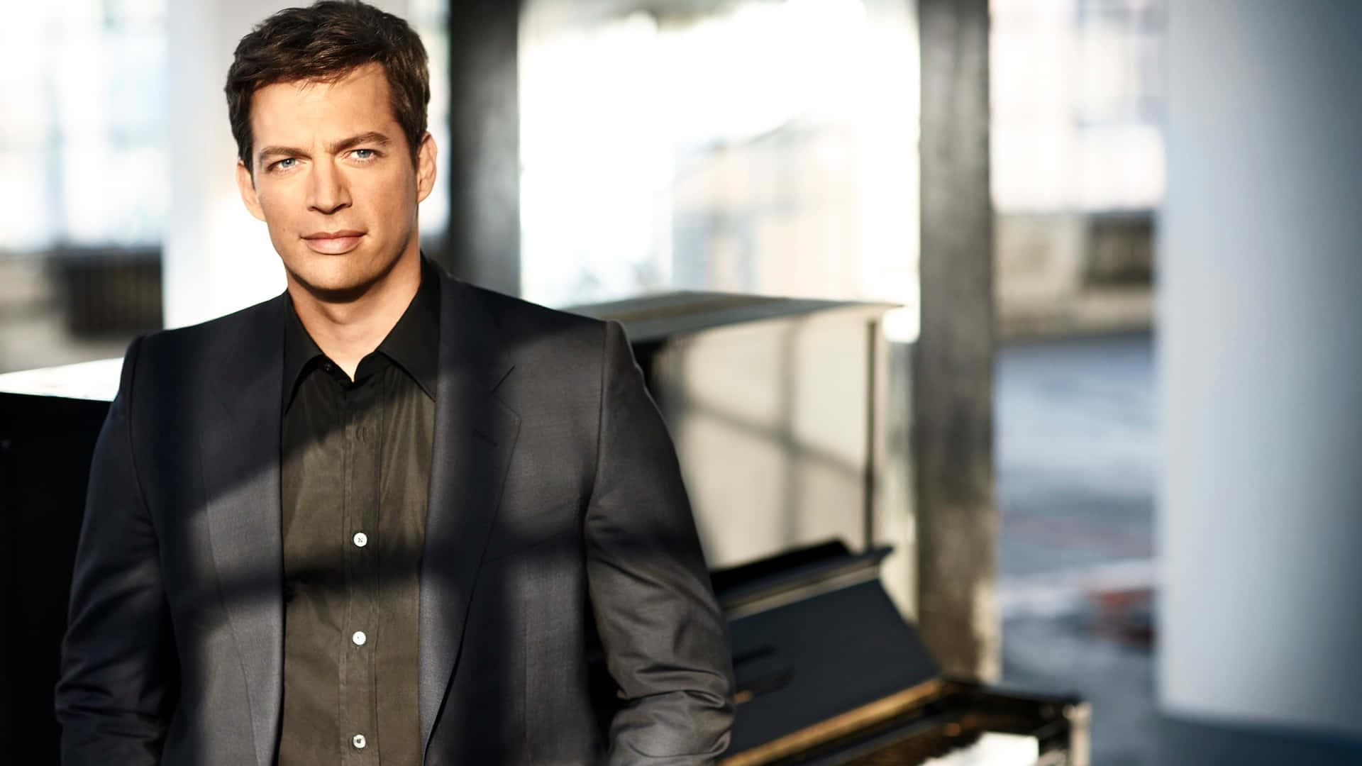 Harry Connick Jr. in an artistic performance pose Wallpaper