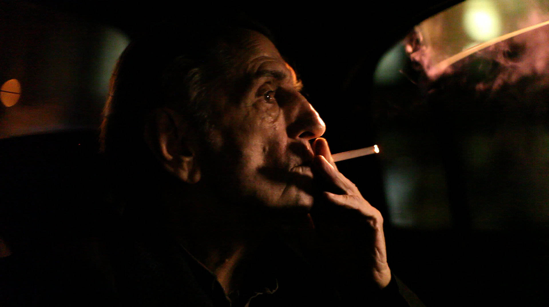 Fotografievon Harry Dean Stanton Beim Rauchen Einer Zigarette Wallpaper