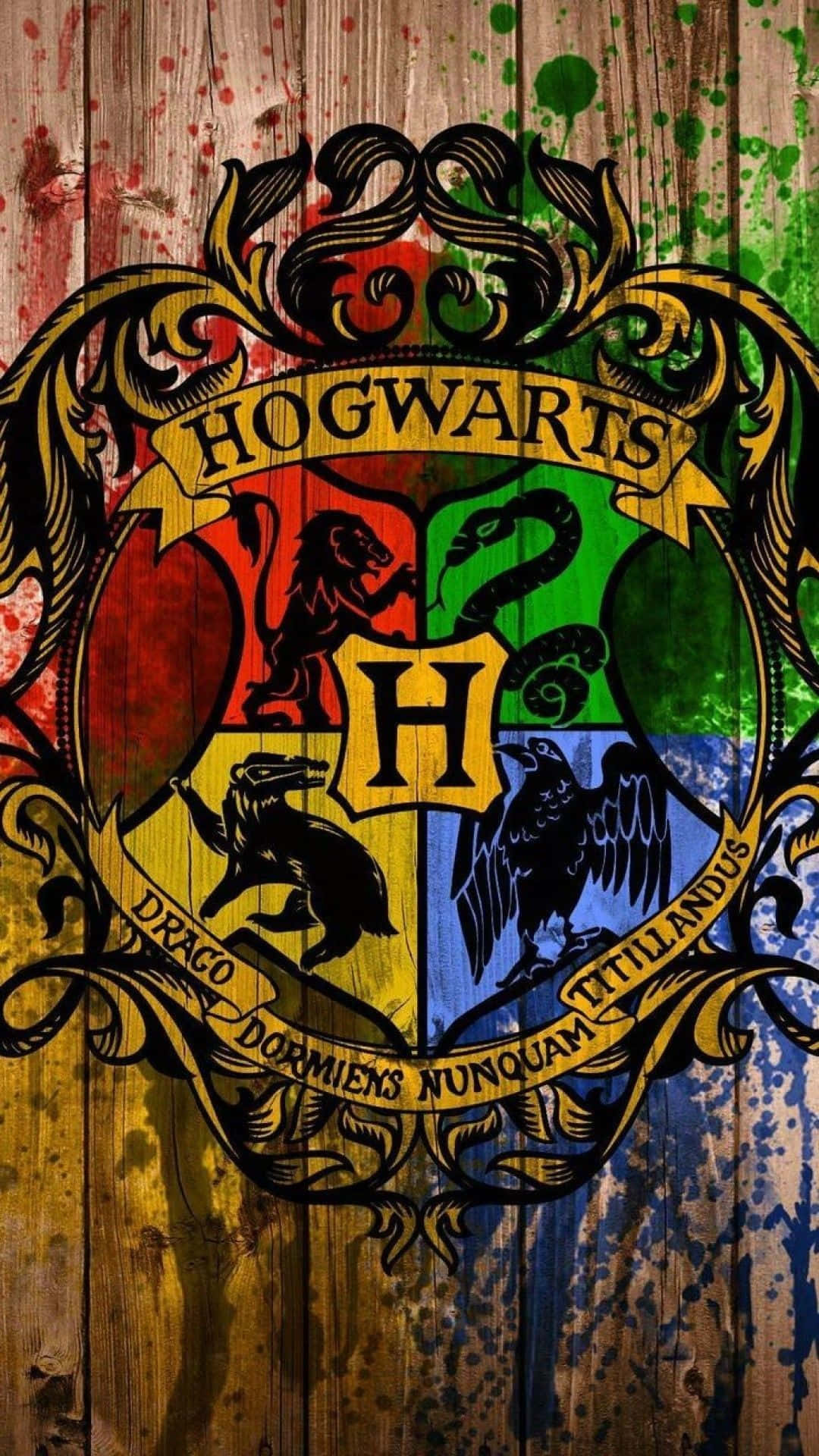 Harrypotter Hogwarts Emblem På Træbaggrund.