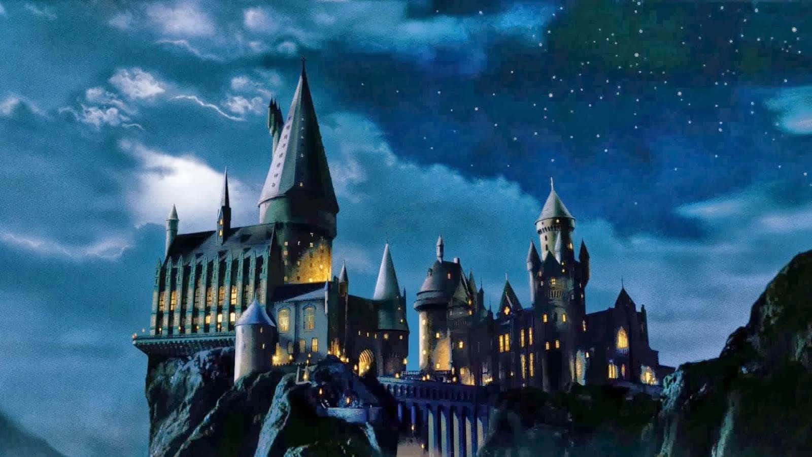 Slotte Hogwarts om natten med stjerner på himlen Wallpaper