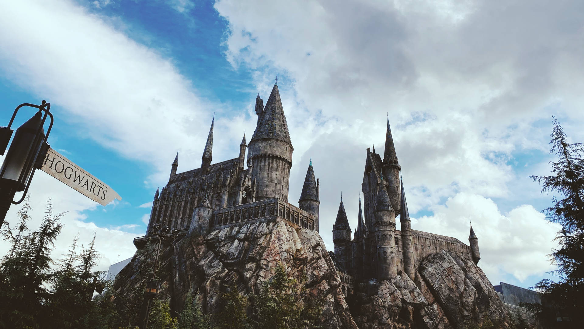Hogwarts School of Witchcraft and Wizardry – Home of Harry Potter Wallpaper