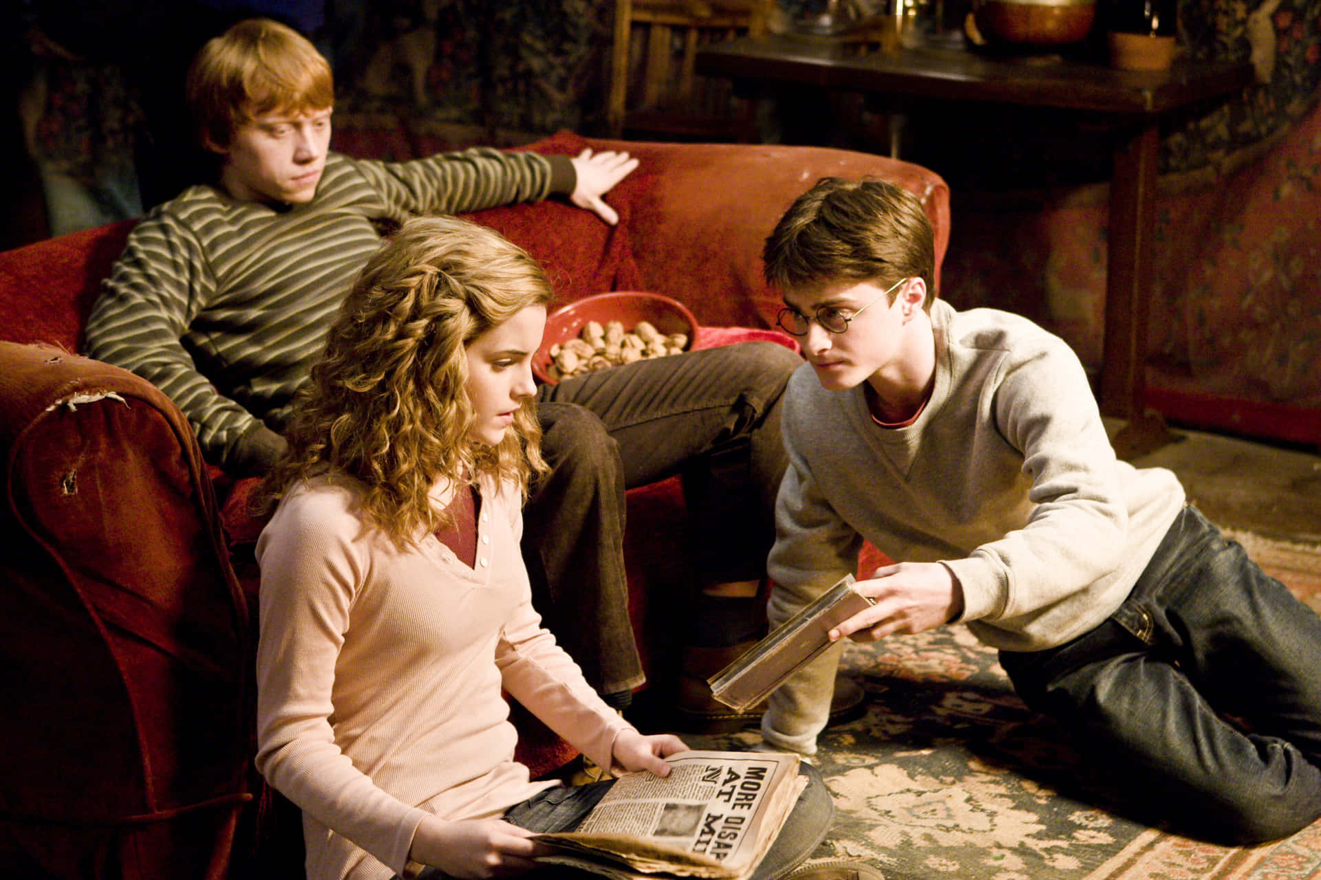 Experience the magical world of Harry Potter at Hogwarts Wallpaper