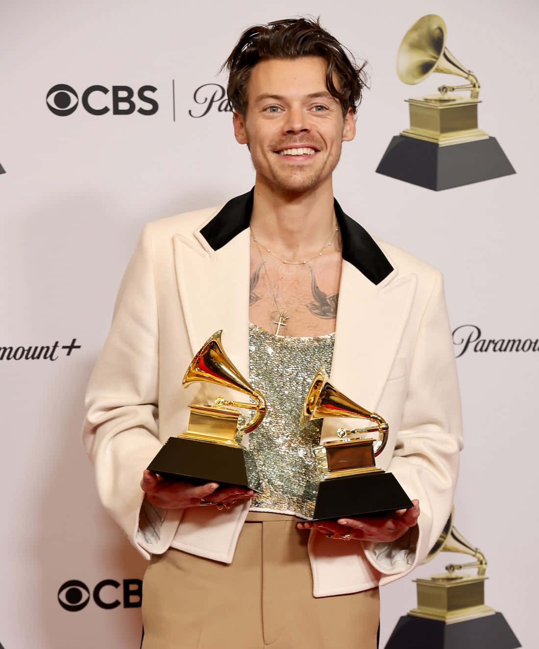 Harry Styles Embraces 2021!