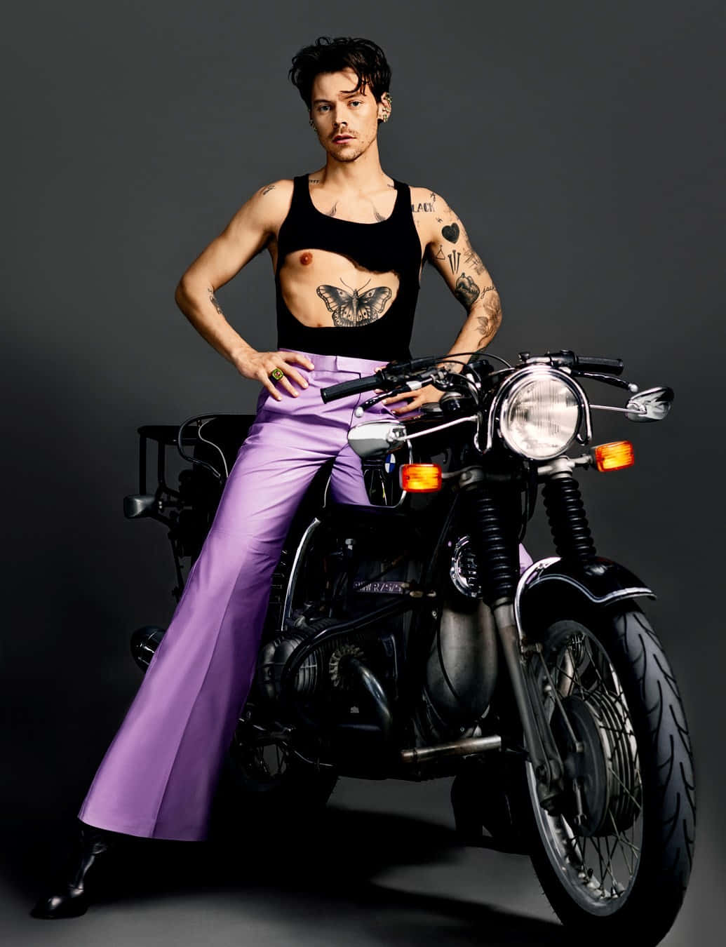 Einefrau Mit Tattoos Posiert Auf Einem Motorrad.