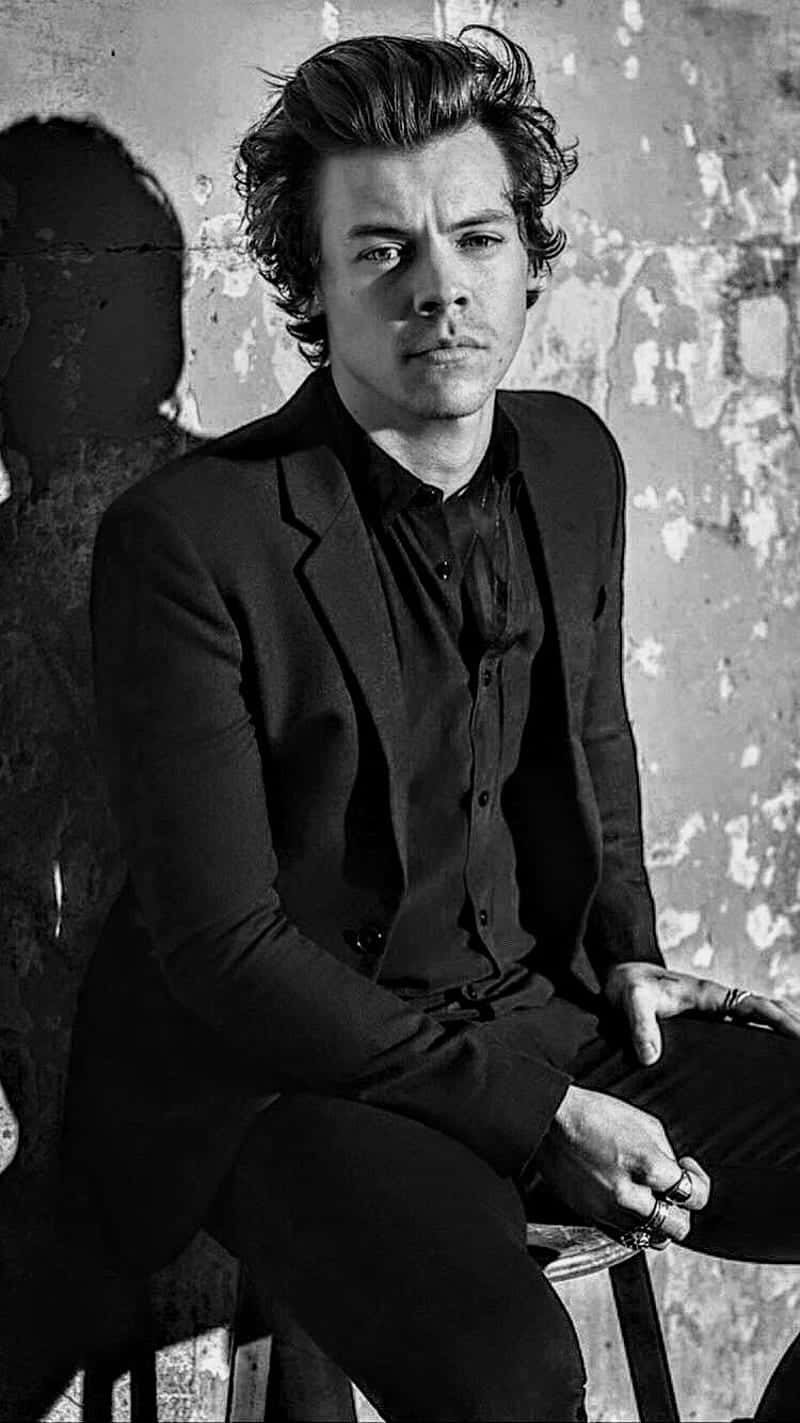 Sitting Harry Styles Black And White Wallpaper