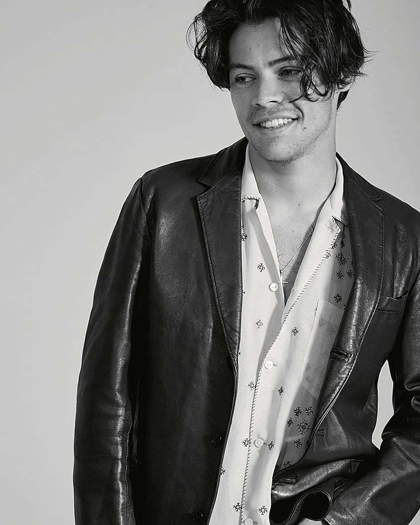 Singer-songwriter Harry Styles ser ubesværet stilfuld ud i sort og hvid. Wallpaper