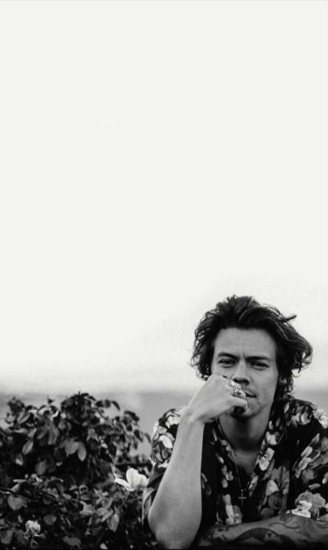 Harry Styles' signaturstil skinner igennem på dette stilfulde sort og hvide foto. Wallpaper