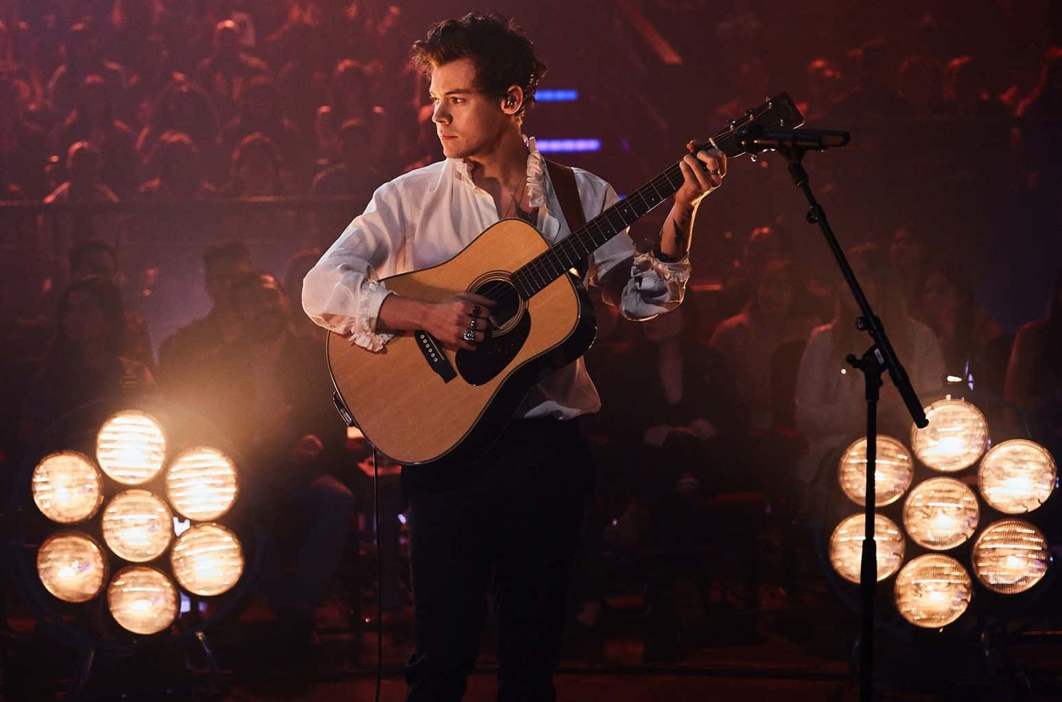 Fondode Pantalla De Harry Styles Con Una Guitarra En Una Computadora Portátil Fondo de pantalla
