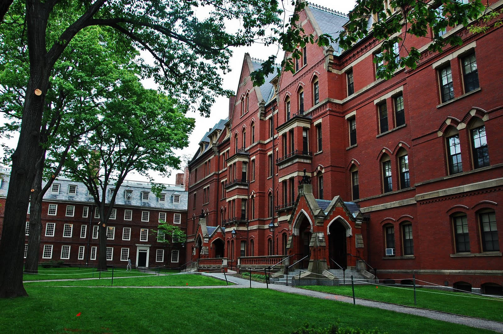 Edificiorosso Dell'università Di Harvard Sfondo