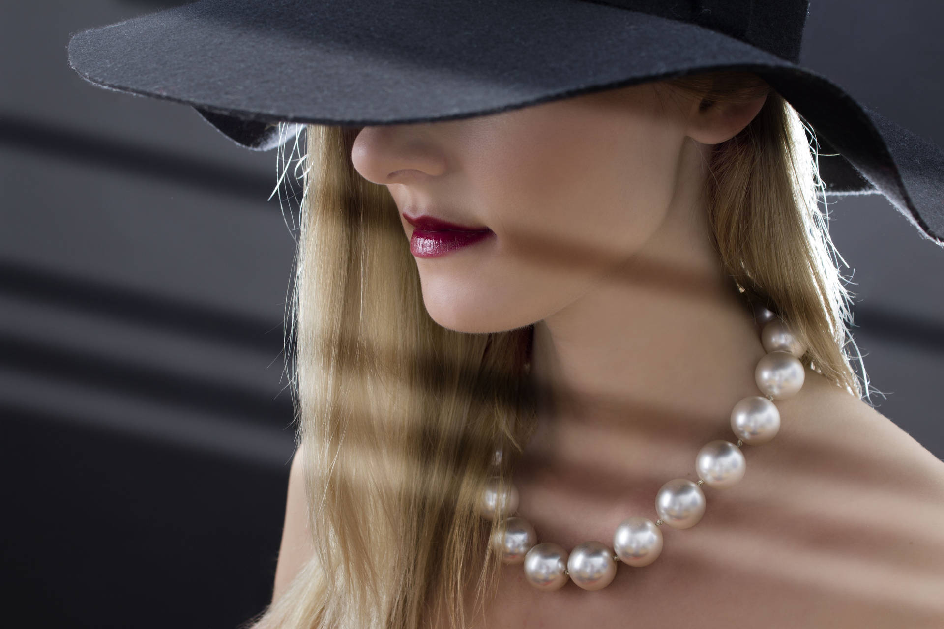 Hat Model In Pearls Wallpaper