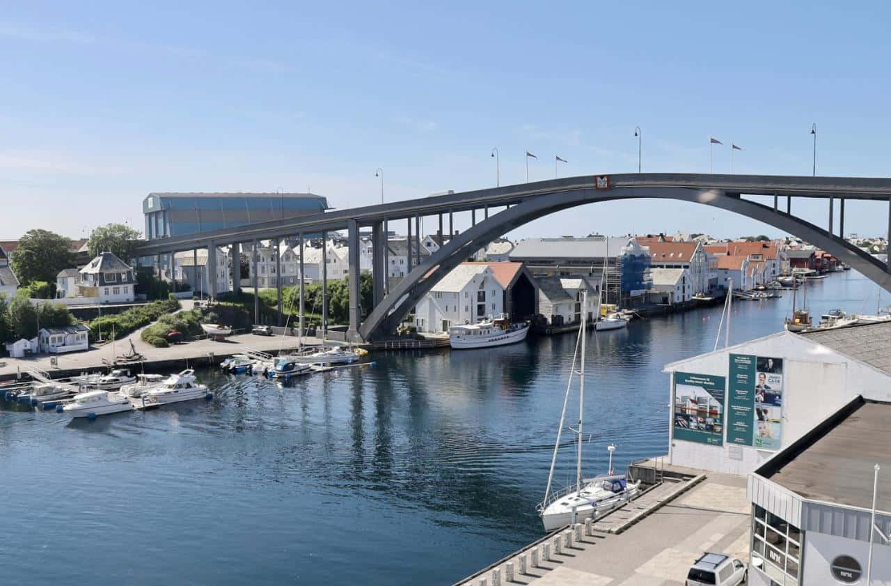 Vue Du Pont En Arc De Haugesund Sur La Marina Fond d'écran