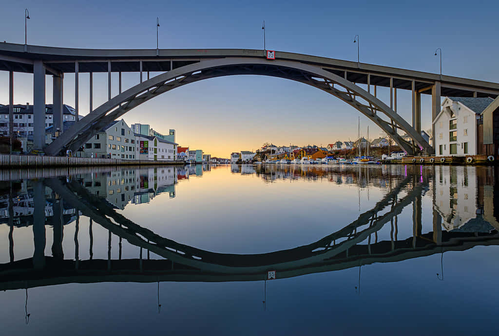 Refleksi Jembatan Lengkung Haugesund Wallpaper