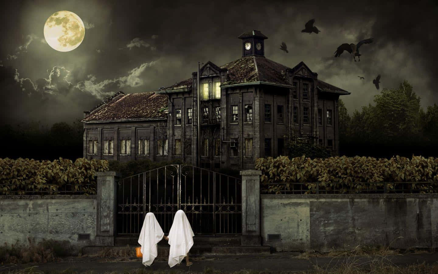 Fantasmasna Frente De Uma Casa Com Uma Lua Cheia