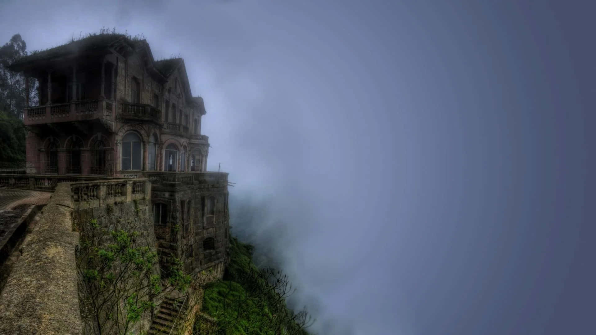 "Stay the Night at a Haunted Hotel for a True Thrill!" Wallpaper