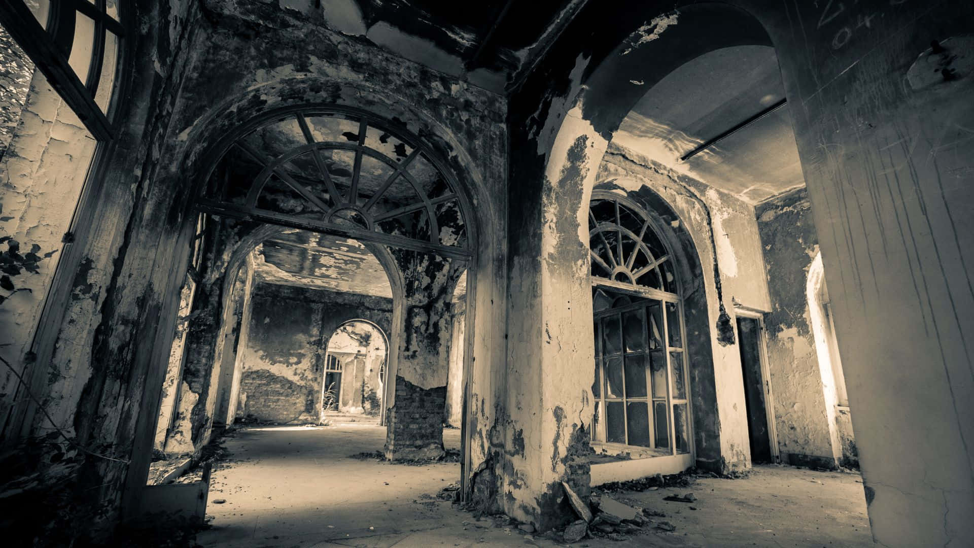 If You Dare, Step Inside These Haunted Hotels" Wallpaper