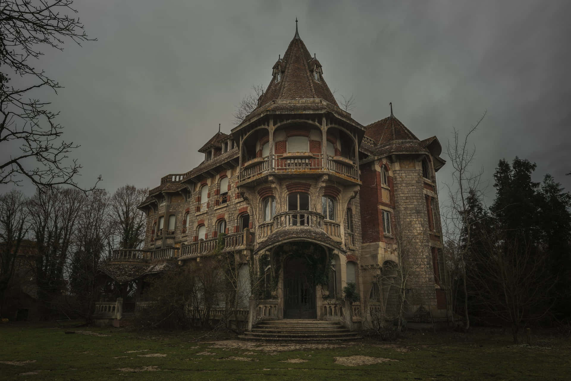Explore the Spooky Abandoned Mansion