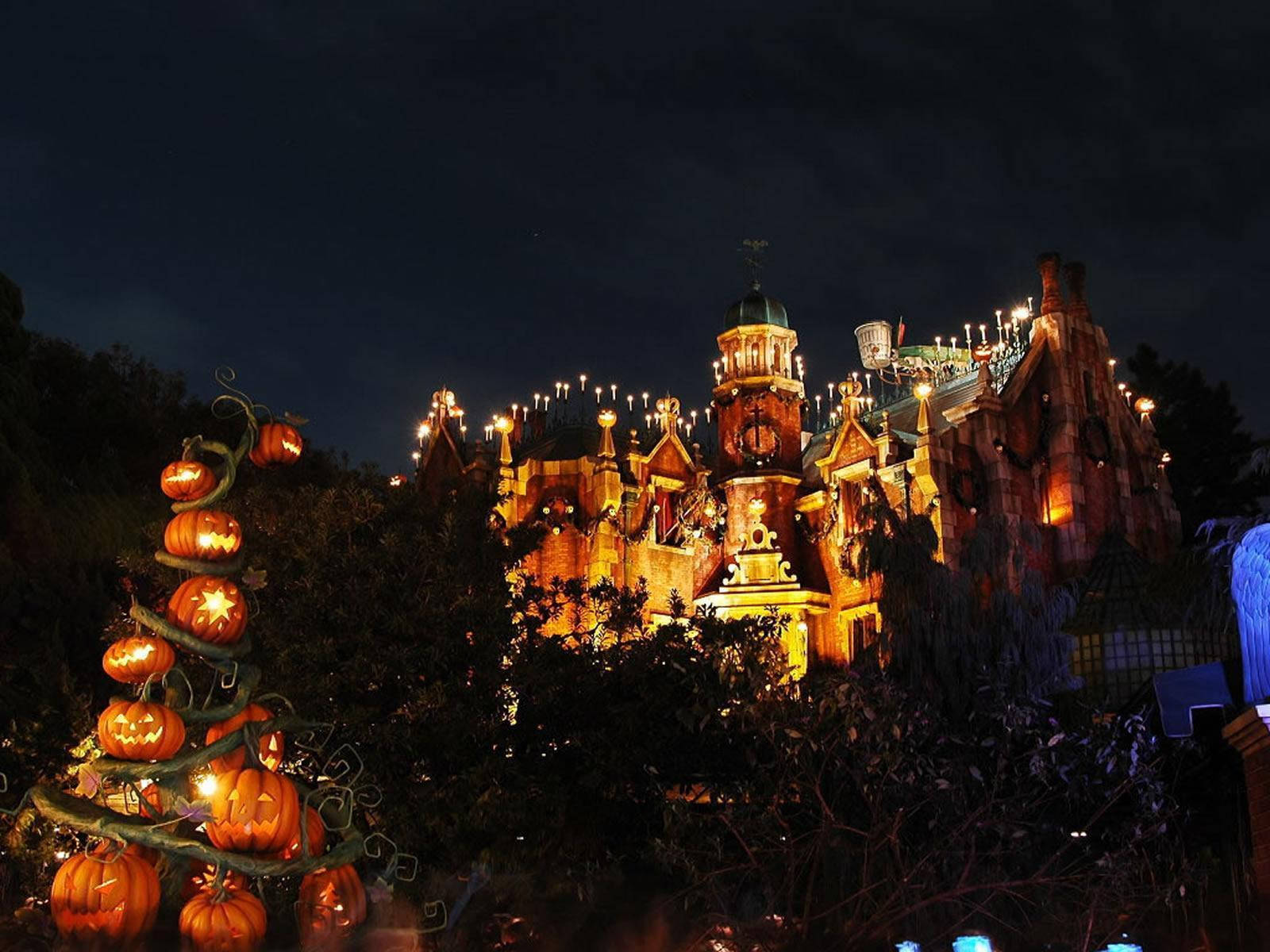 "A mysterious haunted house for Halloween" Wallpaper
