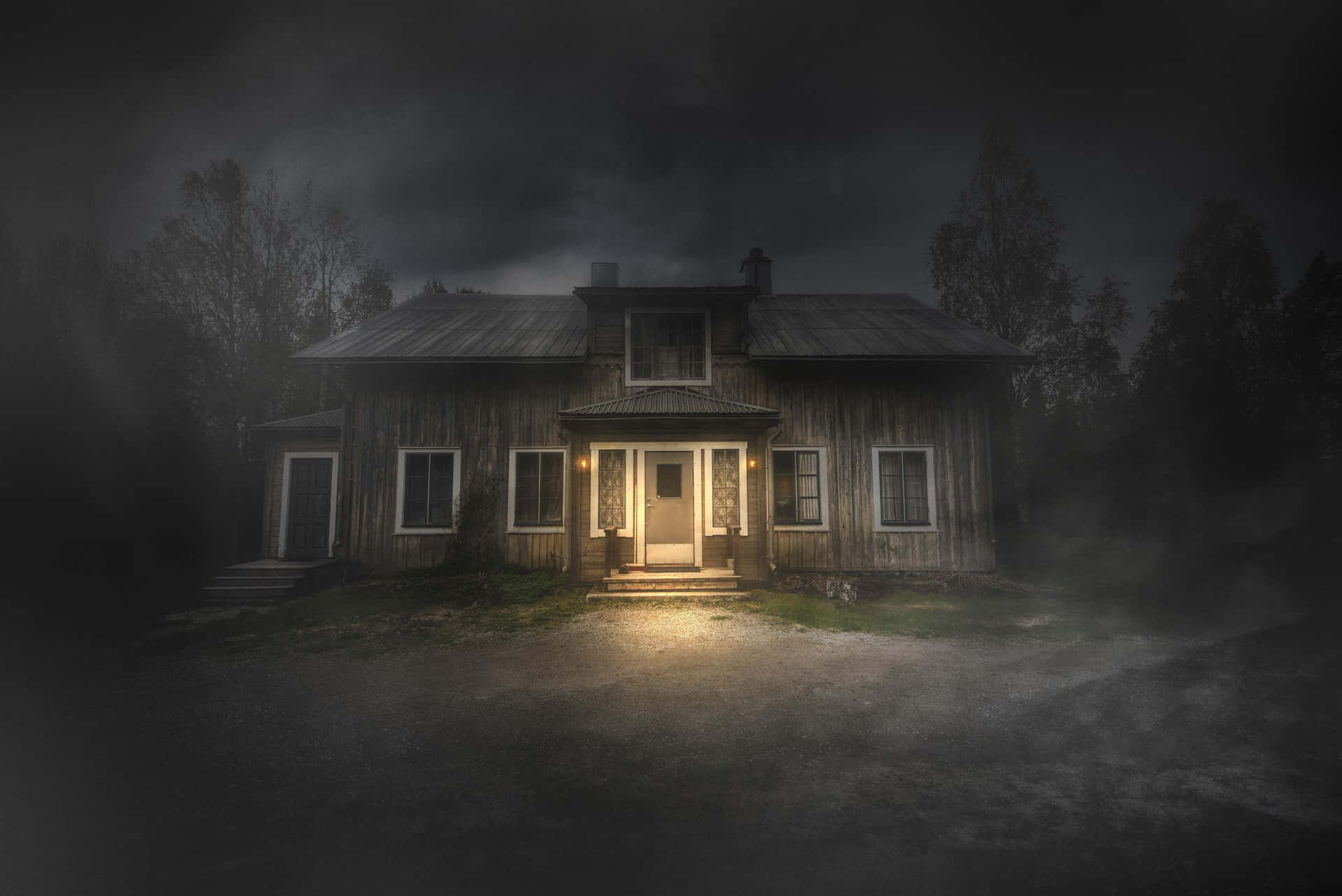 Overnaturligeformer Set På Mystisk Hjemsøgt Hus
