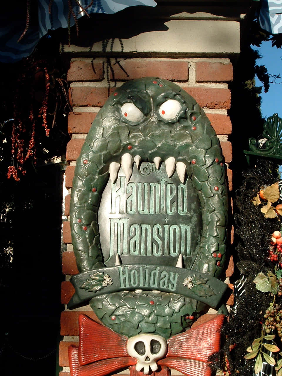 "Experience a horrifyingly delightful journey through a haunted mansion"