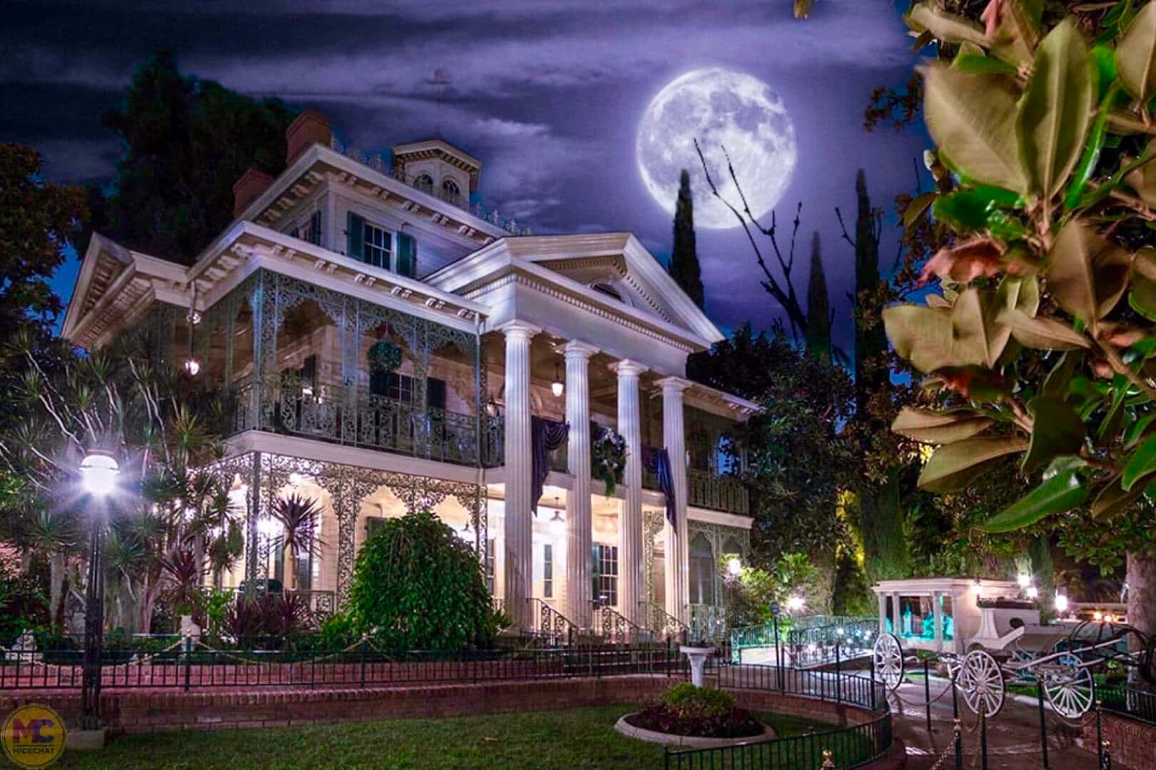 Forskellige billeder fra Haunted Mansion skaber en kølig fornemmelse af pragt i dette tapet.