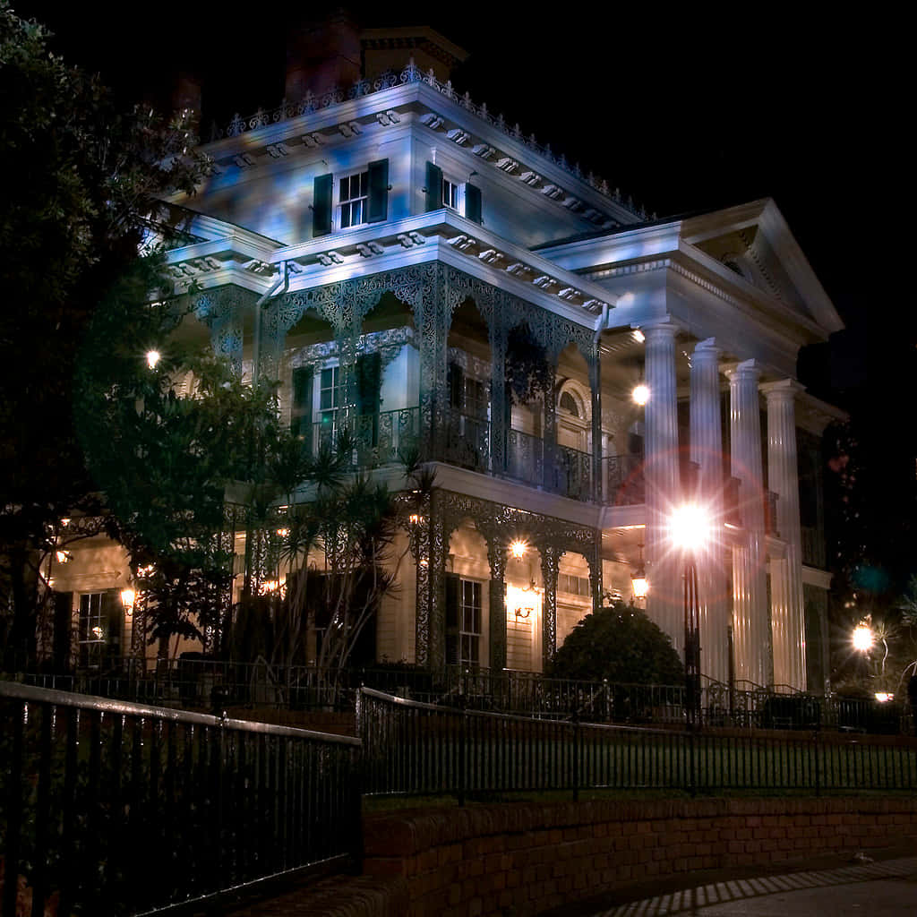 Billeder af Haunted Mansion dækker væggene.