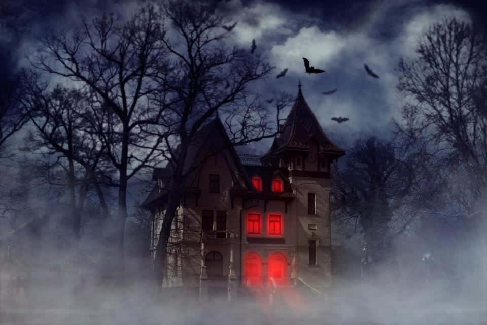 Spøgelseshus billedskøn udskrift: En farverig mønster af gammelt slot omgivet af spøgelserne lytter træer.
