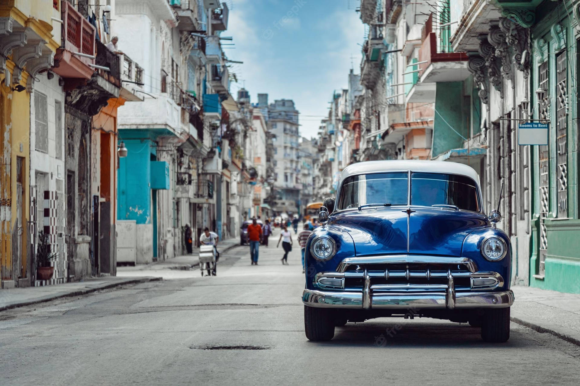 Vorderansichteines Blauen Autos In Havanna Wallpaper