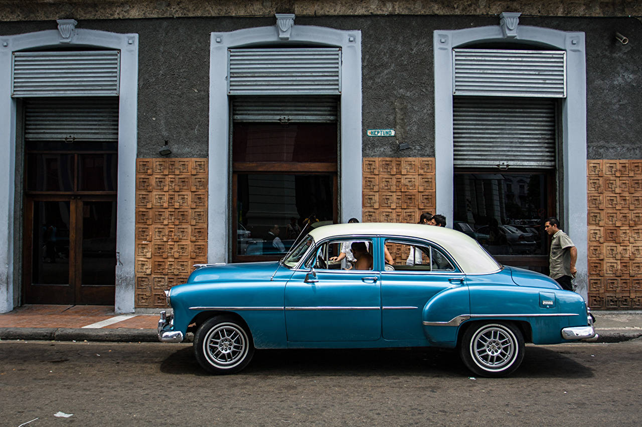 Havanna Blå Bil Med Chauffør Wallpaper