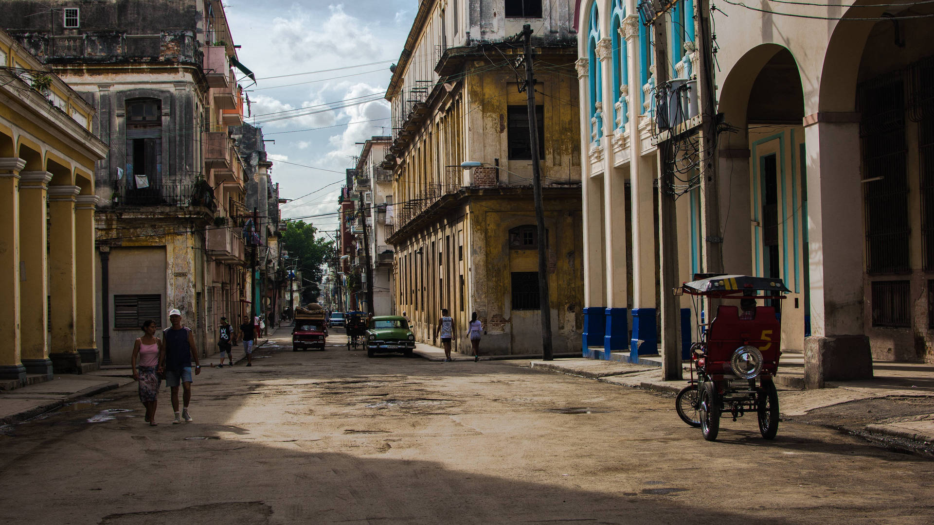 Havana Dirty Street Wallpaper