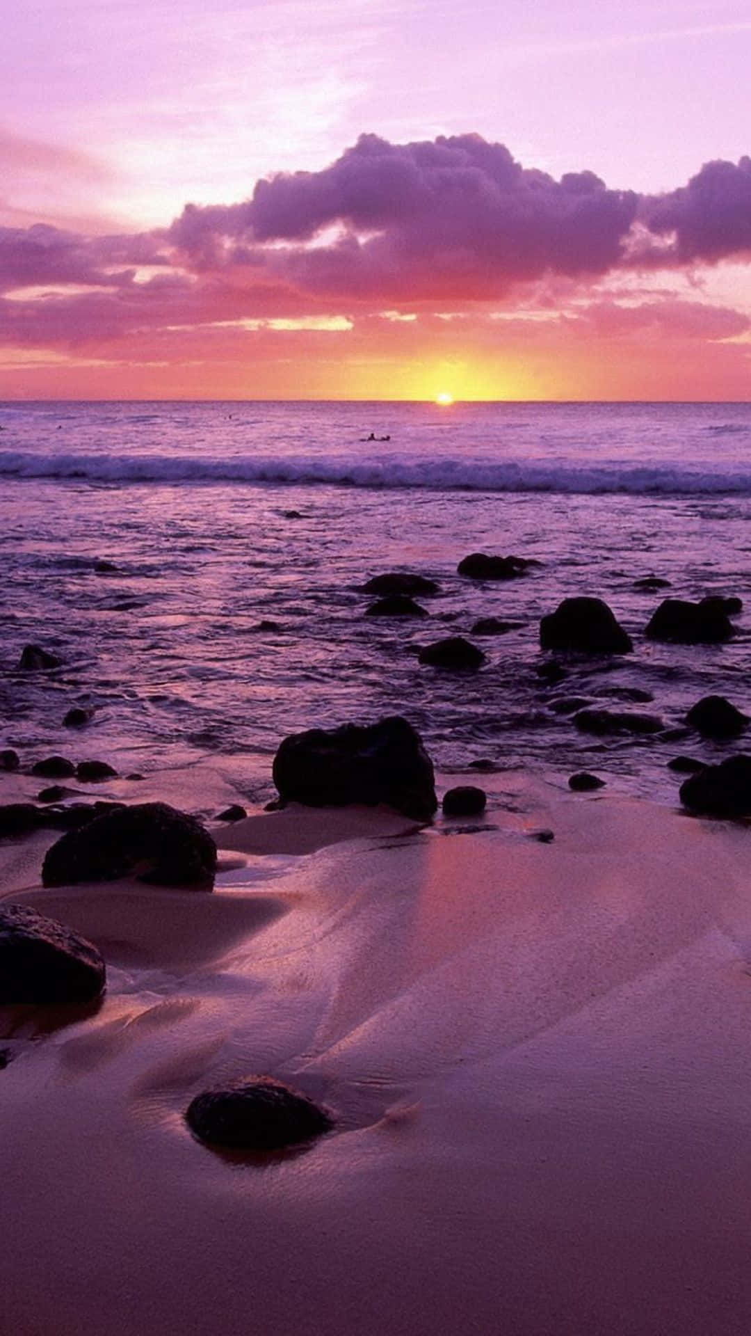 Genießensie Einen Entspannten Abend In Hawaii Mit Ihrem Iphone. Wallpaper