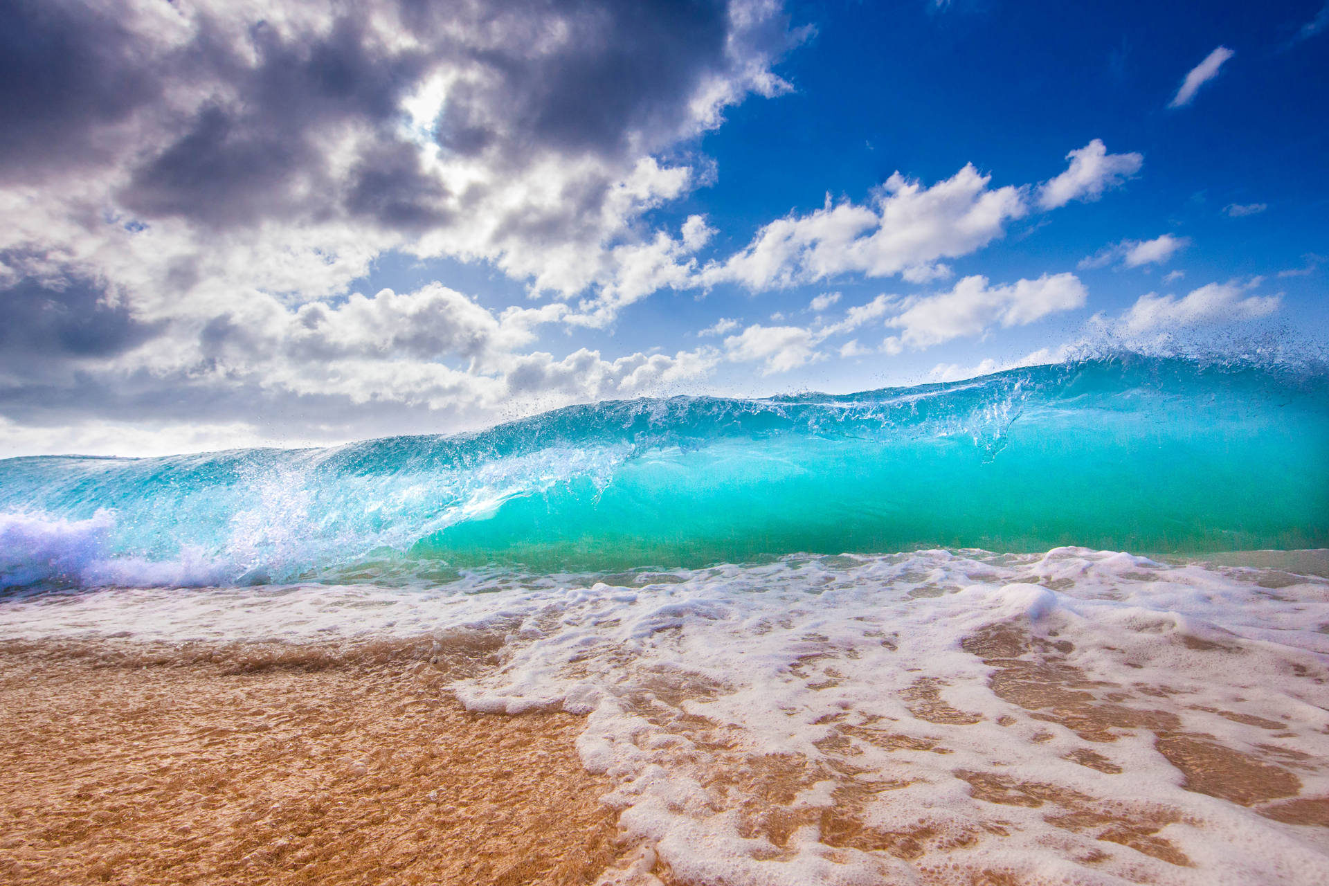 Hawaii Ocean Waves And Clouds Wallpaper