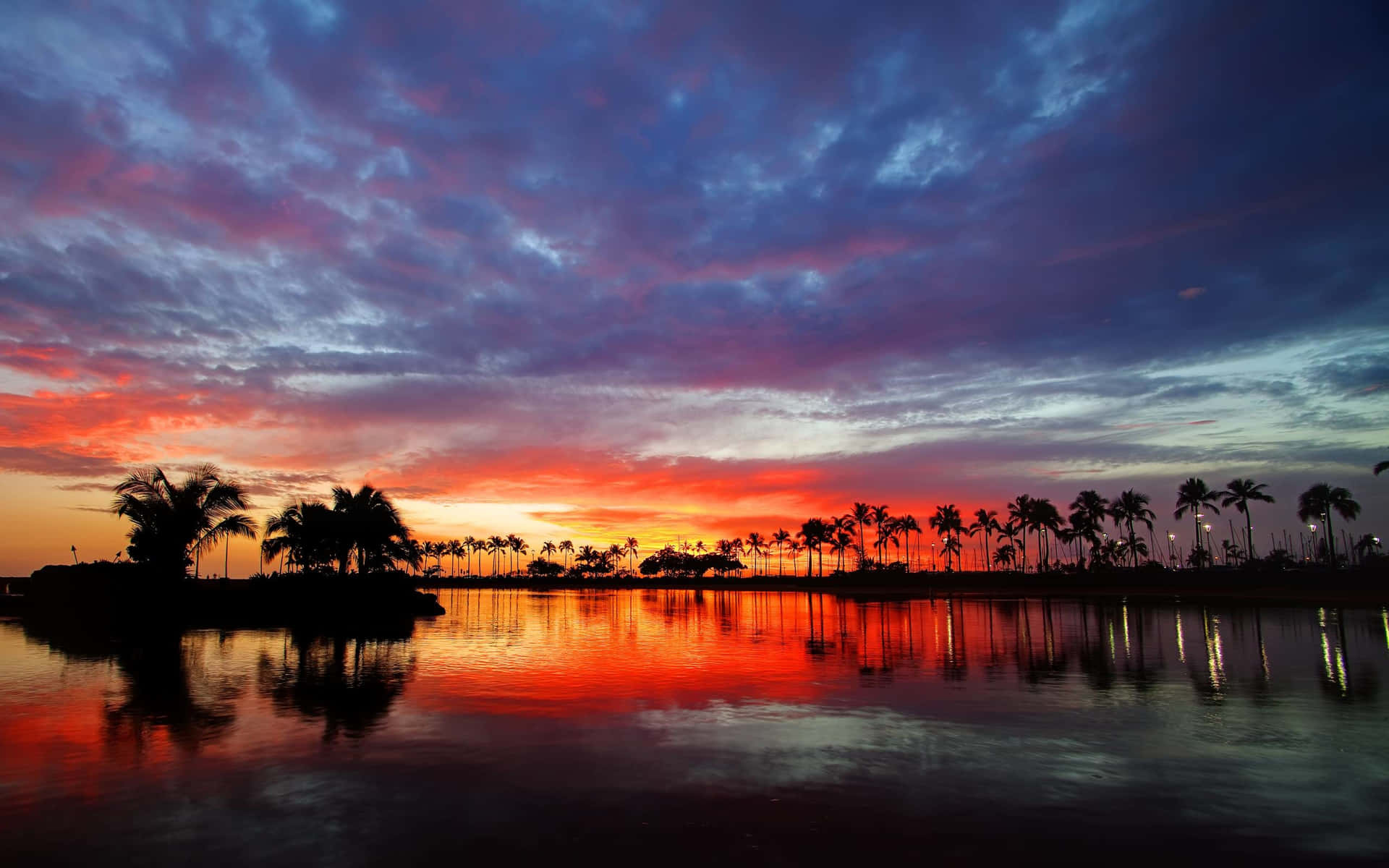 En smuk hawaiiansk solnedgang at betragte. Wallpaper