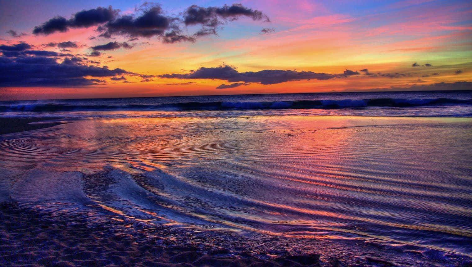 Disfrutade La Relajante Vista De Una Impresionante Puesta De Sol Hawaiana. Fondo de pantalla