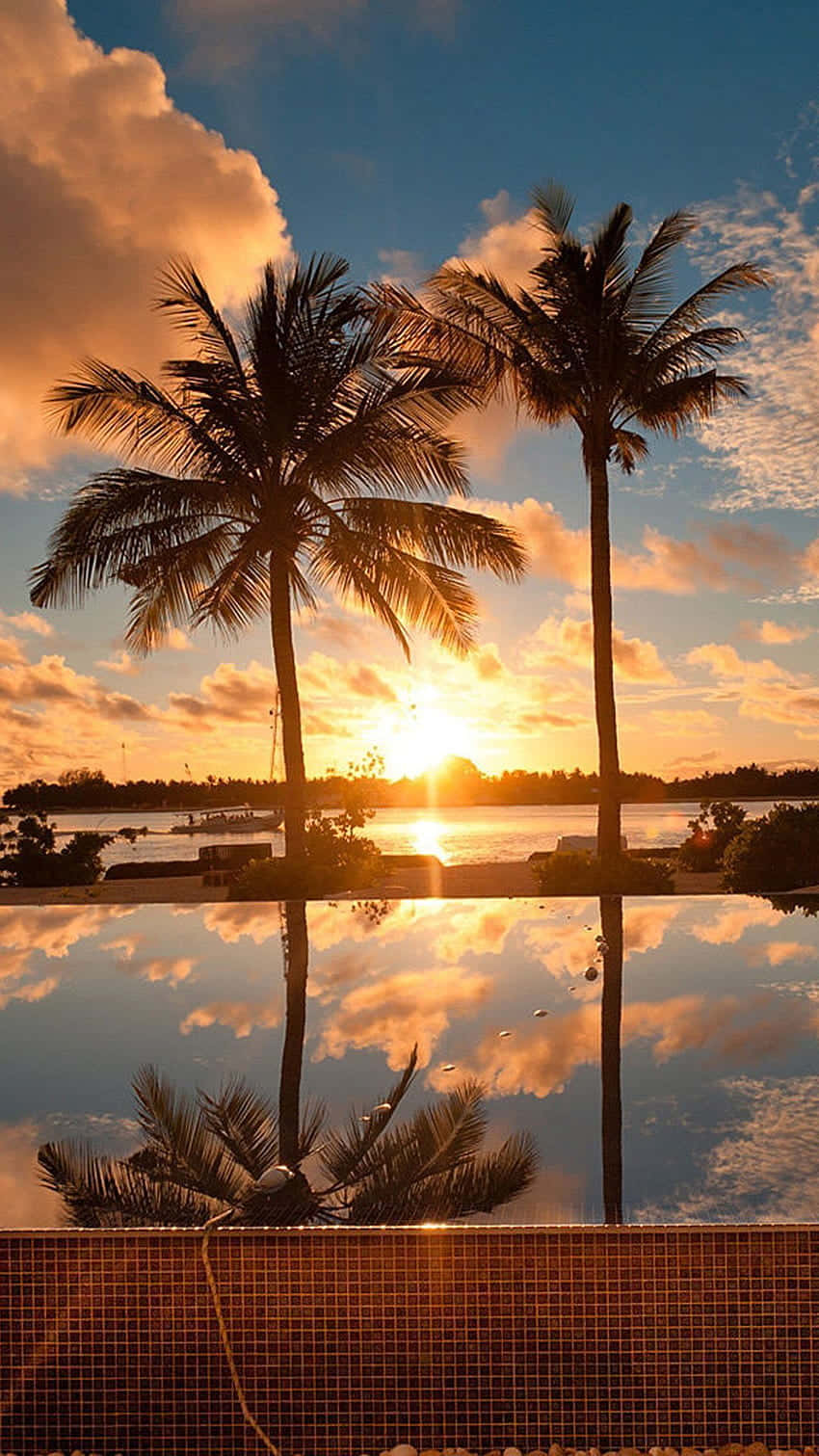 Genießeeinen Magischen Sonnenuntergang Auf Hawaii. Wallpaper