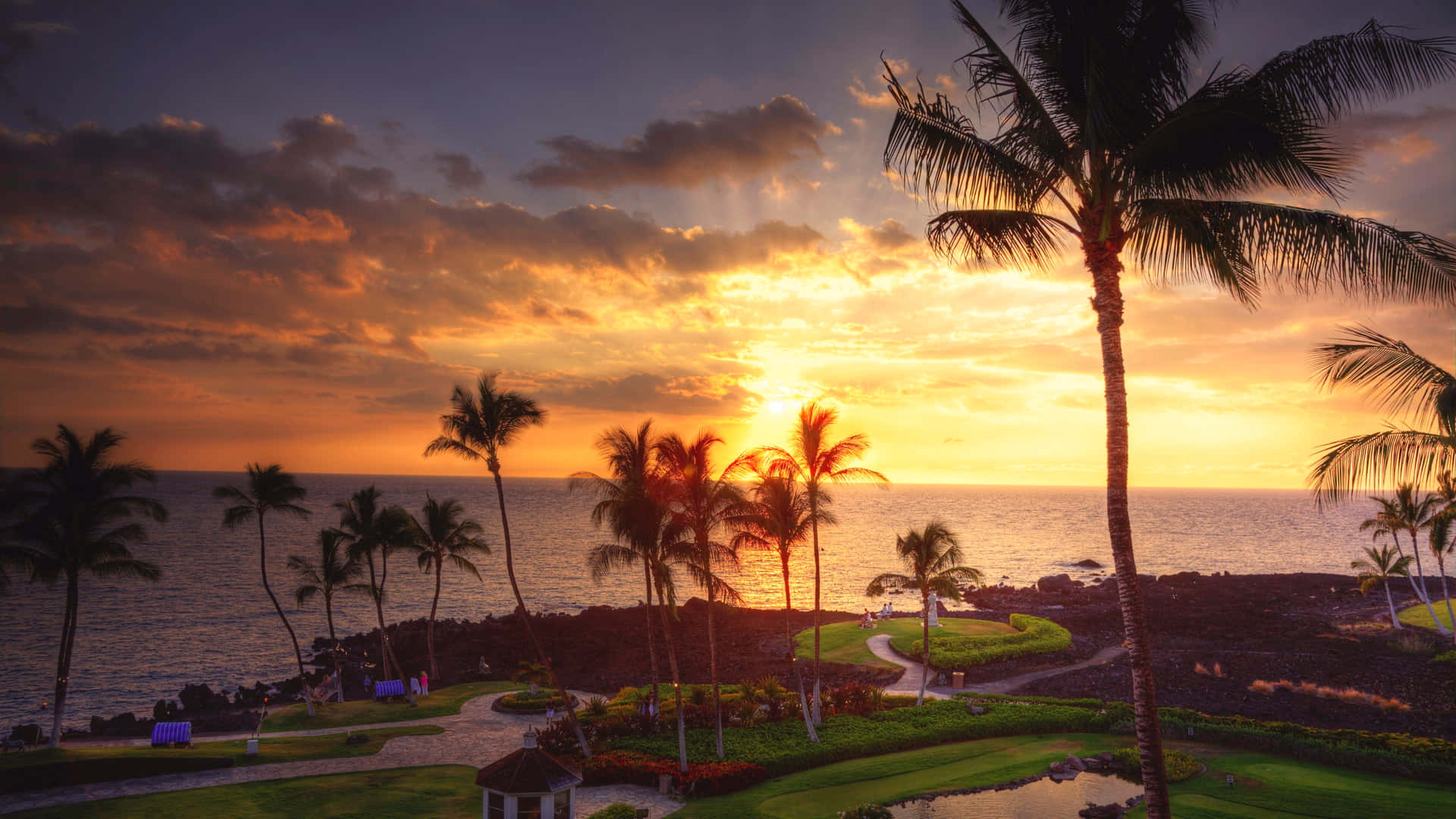 Gå tabt i den fascinerende skønhed i hawaiiansk solnedgang. Wallpaper