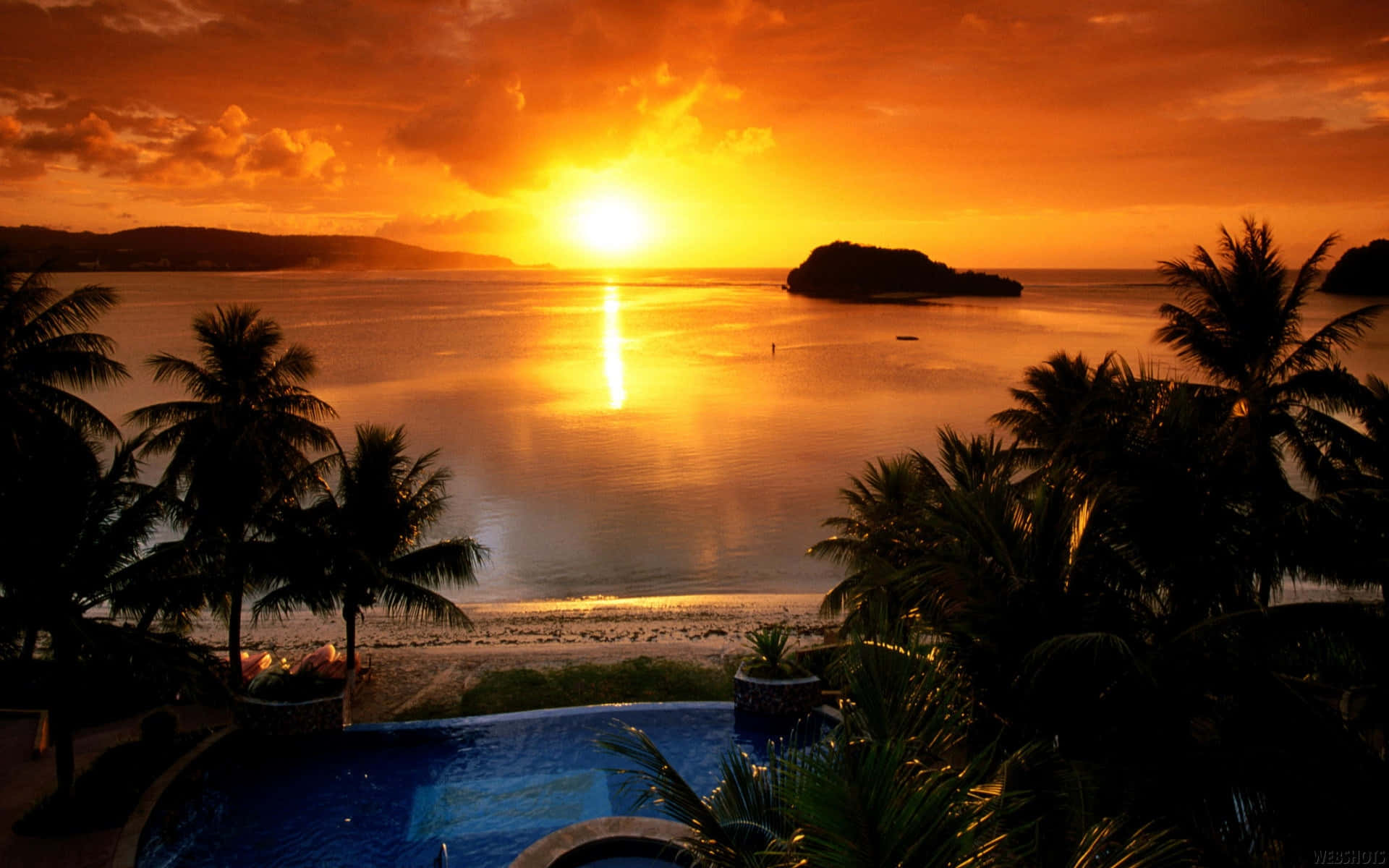 Oplev skønheden af et hawaiisk solnedgang. Wallpaper