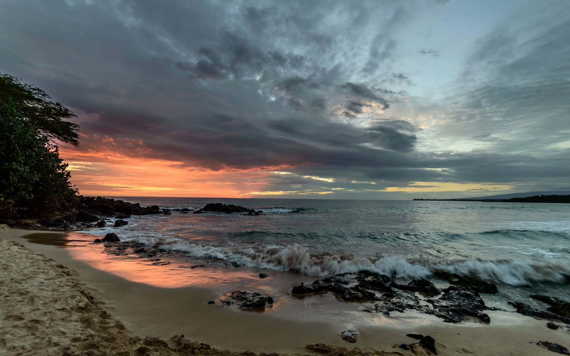 Genießeeinen Atemberaubenden Sonnenuntergang In Hawaii Wallpaper