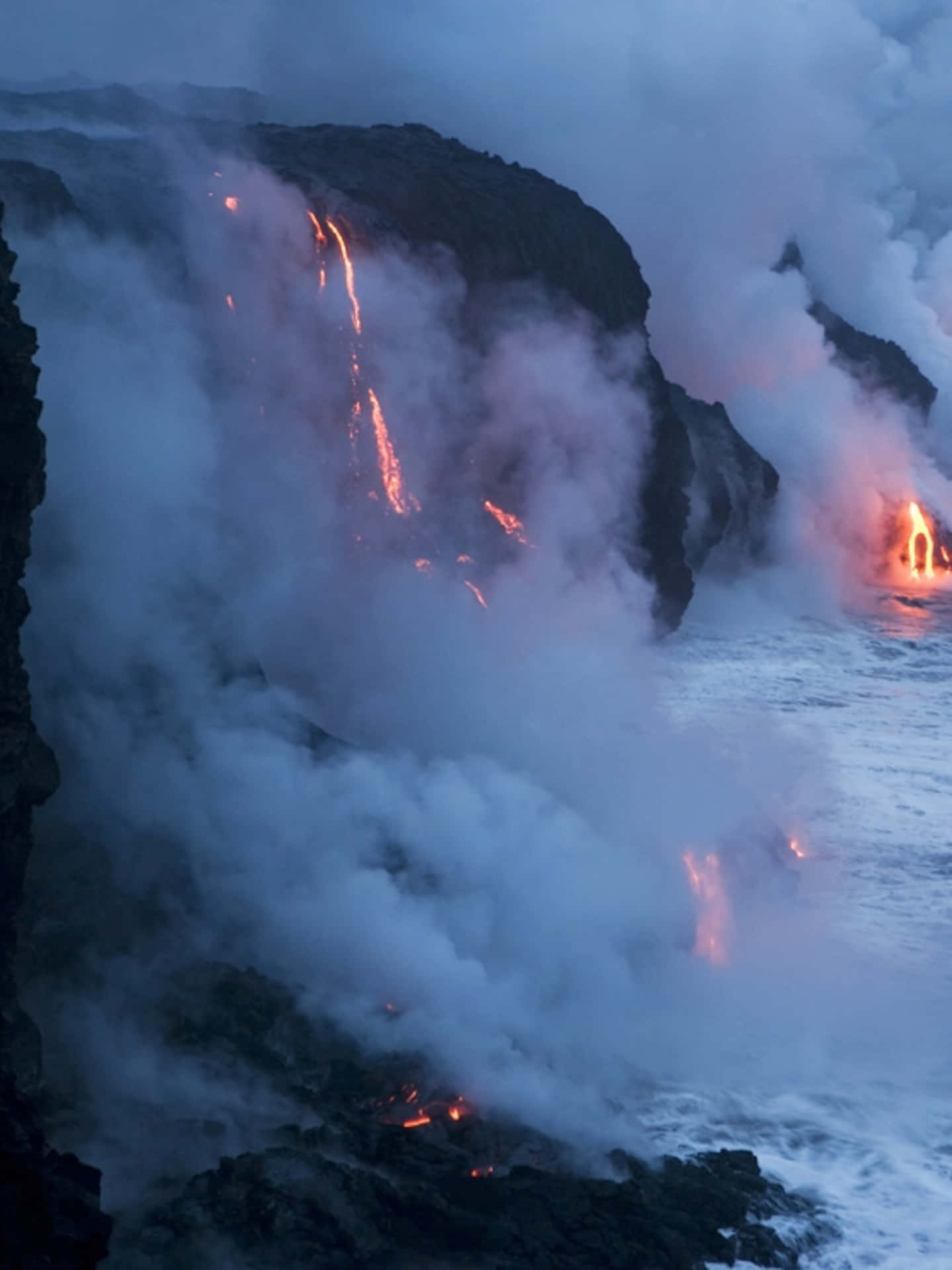 Parquenacional Dos Vulcões Do Havaí Fluxo De Lava Em Papel De Parede Para Computador Ou Celular. Papel de Parede