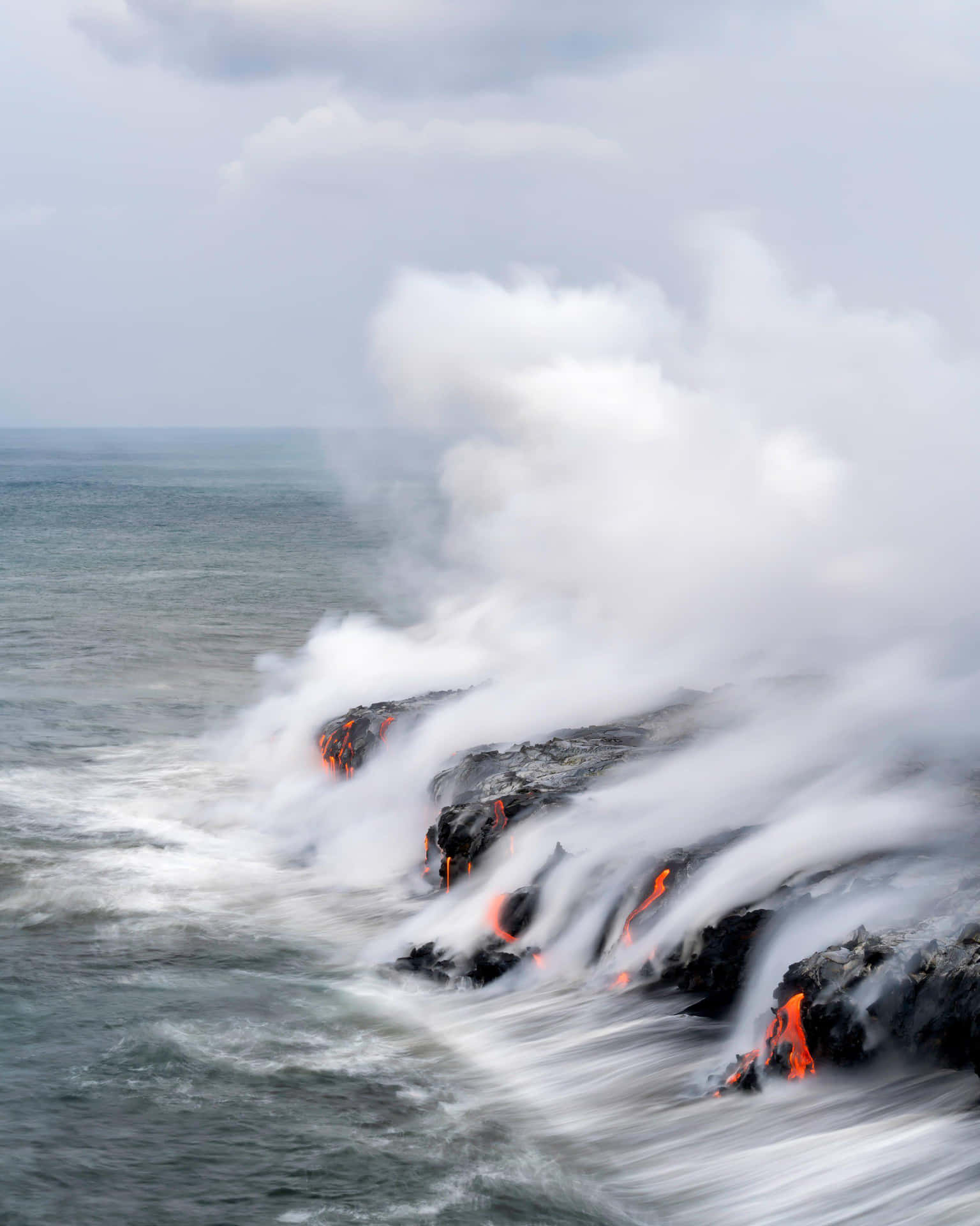 Parquenacional De Los Volcanes De Hawái: La Lava Se Encuentra Con El Océano. Fondo de pantalla