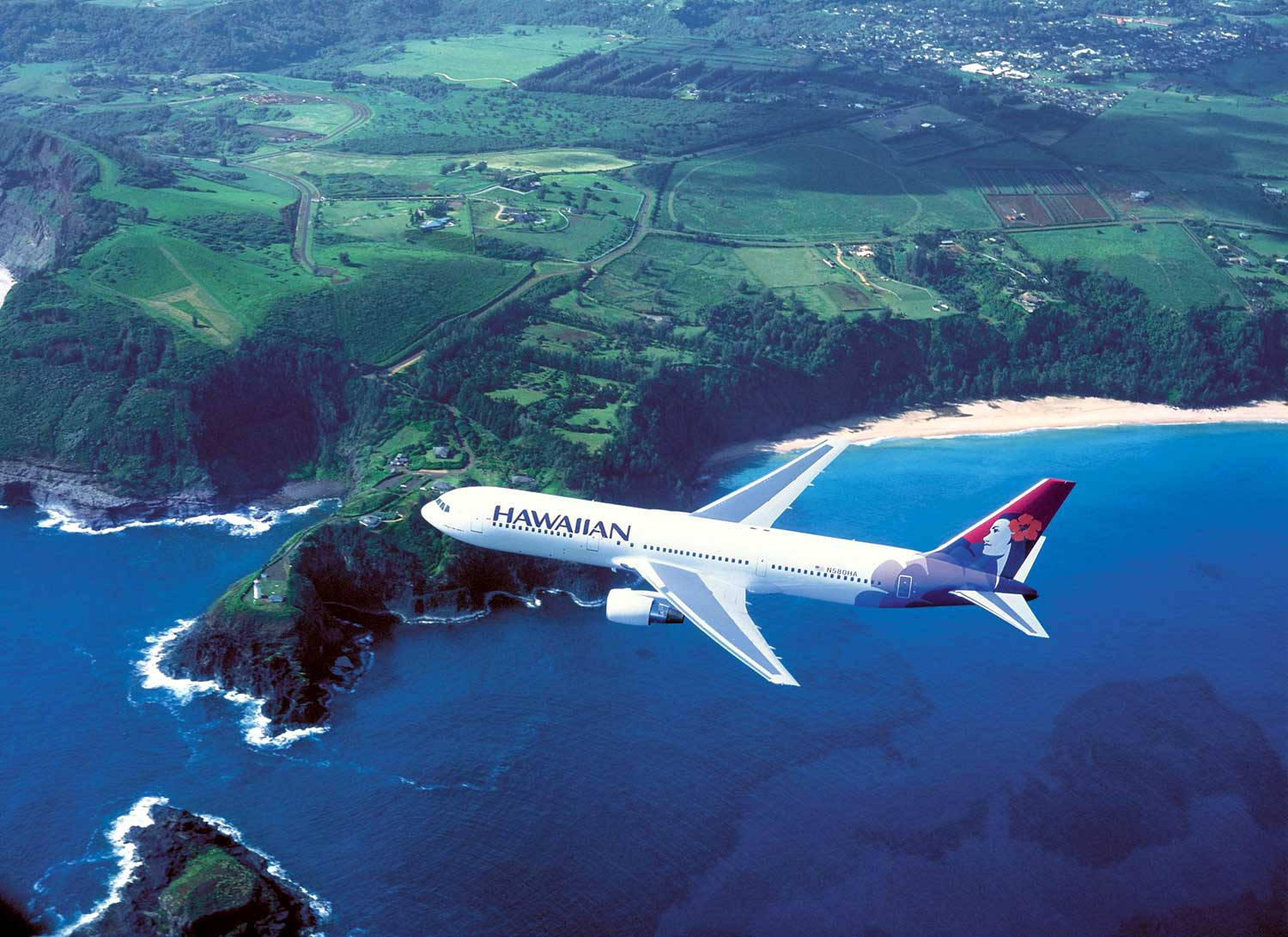Aviónde Hawaiian Airlines Sobre Aguas Sublimes. Fondo de pantalla