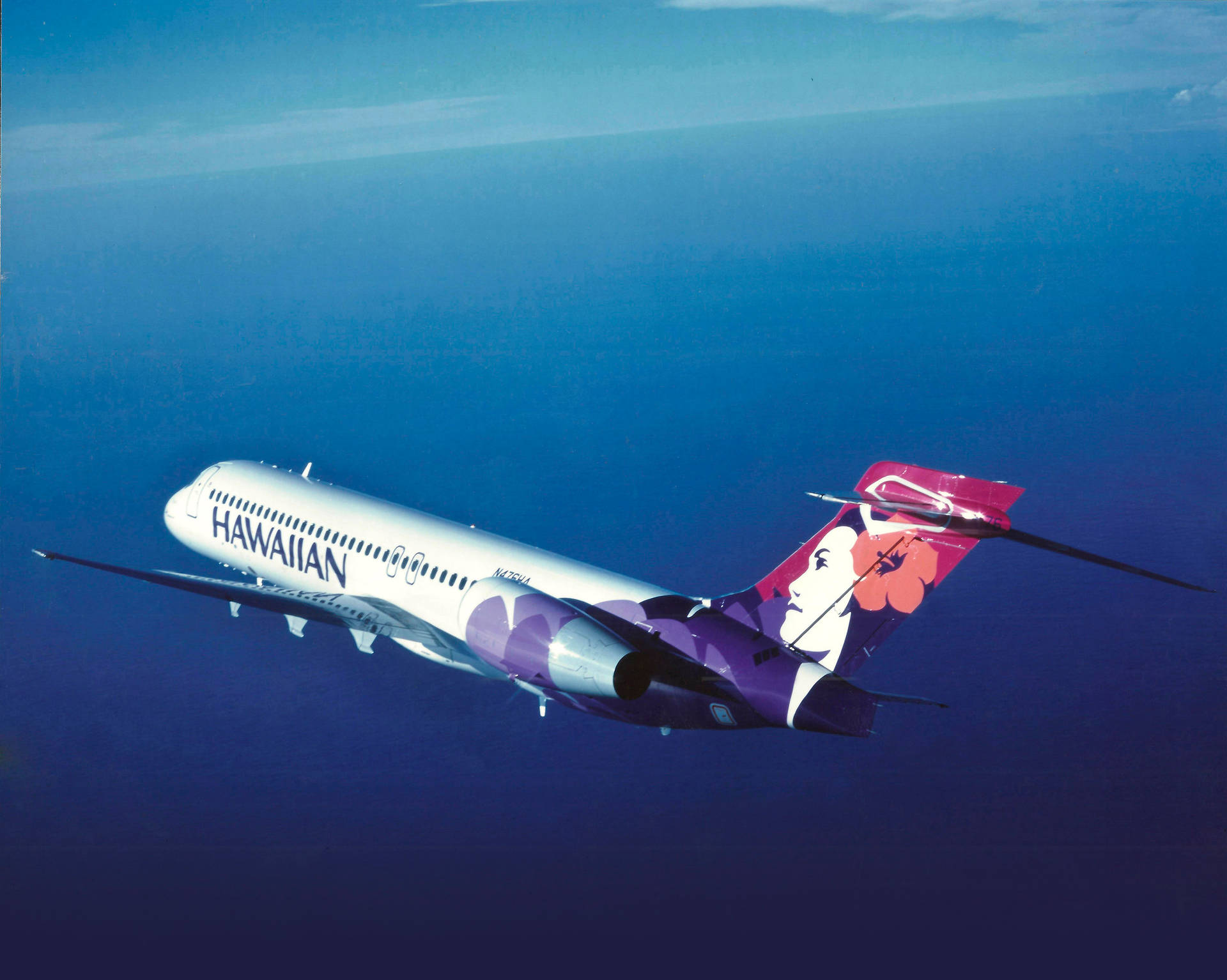 Hawaiian Airlines flyvende over havet Wallpaper