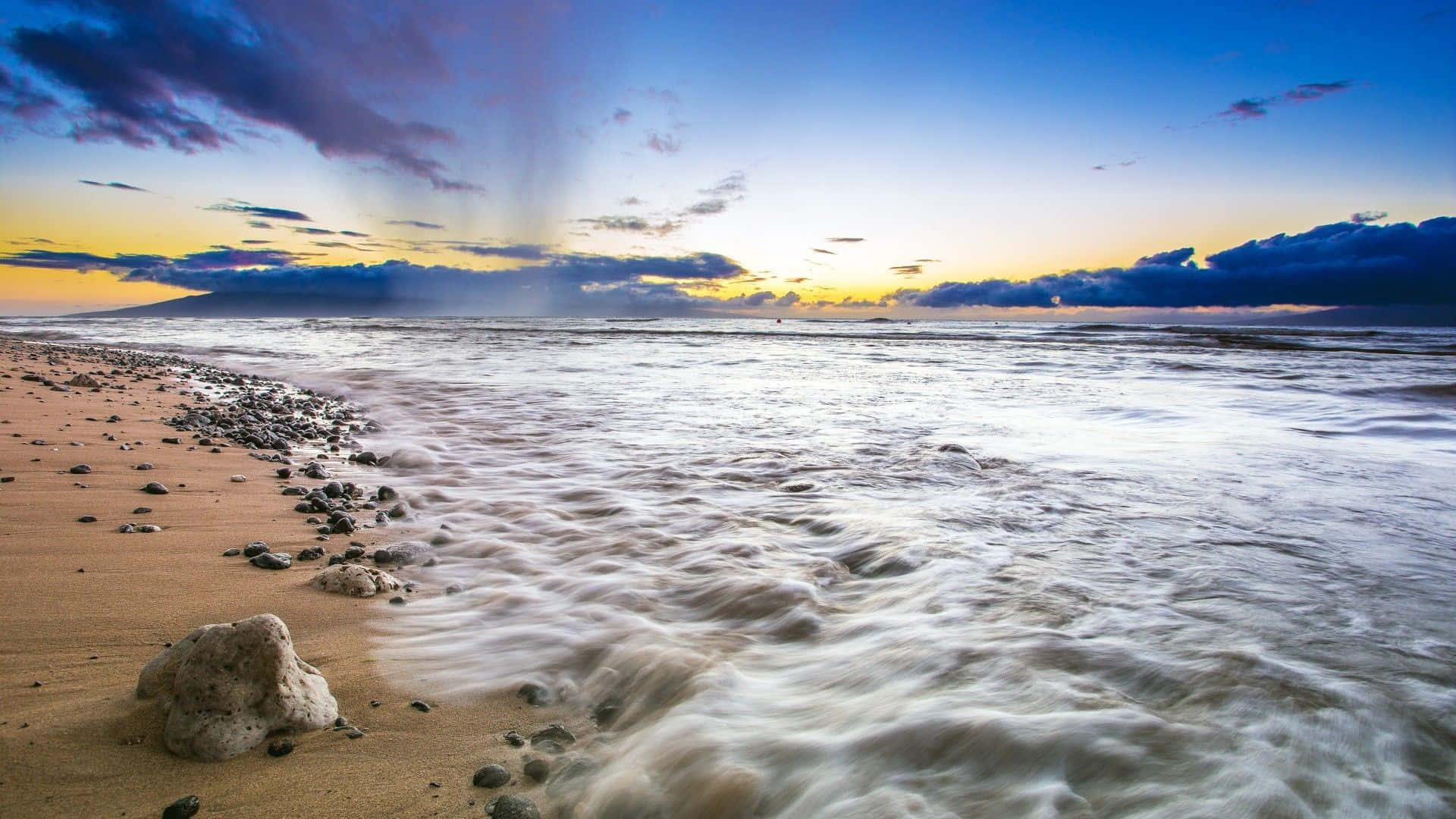 Untranquilo Paraíso De Playa En Hawái Con Aguas Cristalinas Y Arenas Doradas Prístinas. Fondo de pantalla