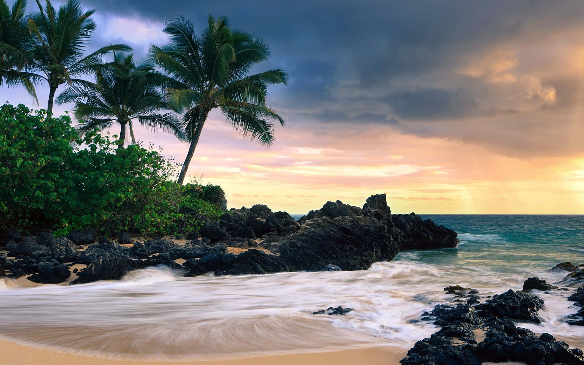 Tranquil Hawaiian Beach at Sunset Wallpaper